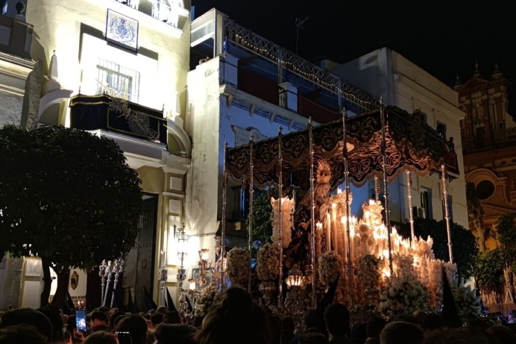 Entrada del palio de la Virgen de la Estrella de Triana