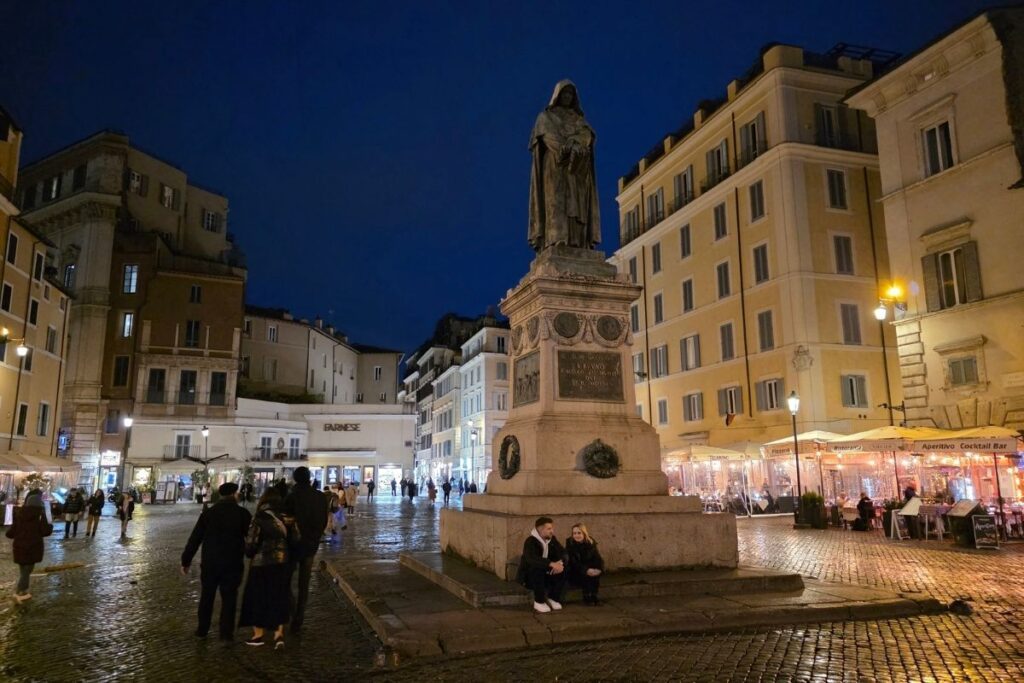 Plaza de roma con terrazas y gente paseando