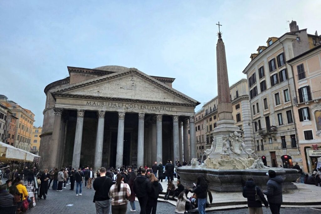 centro histórico de Roma con gente paseando