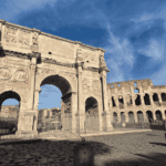 Qué ver en Roma en 4 días: Vista del coliseo y del arco de Constantino