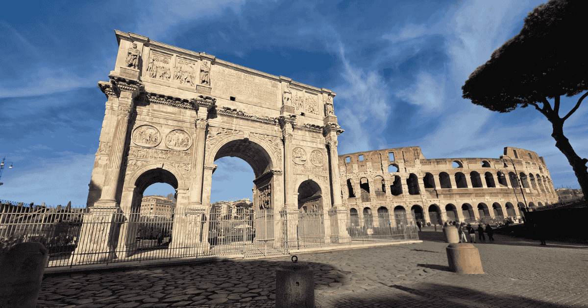 Qué ver en Roma en 4 días: Vista del coliseo y del arco de Constantino