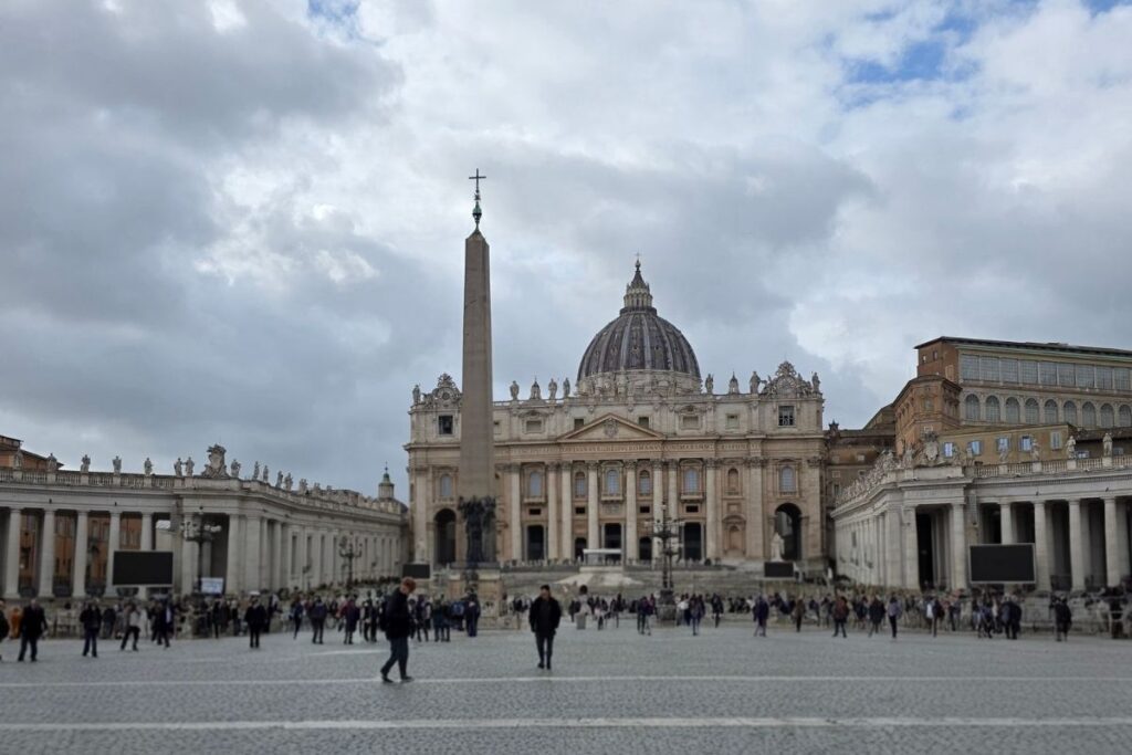 Plaza de San Pedro con la Basílica al fondo y el obelisco.