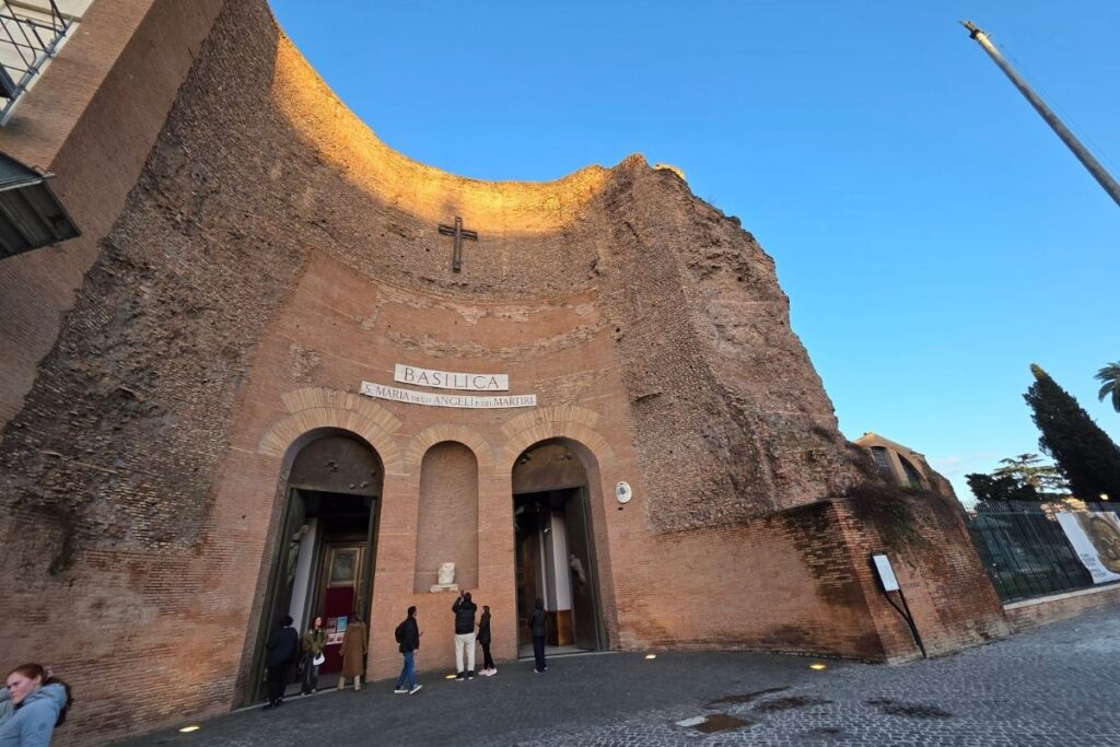 Fachada principal de la basílica de Santa María de los Ángeles y de los Mártires.