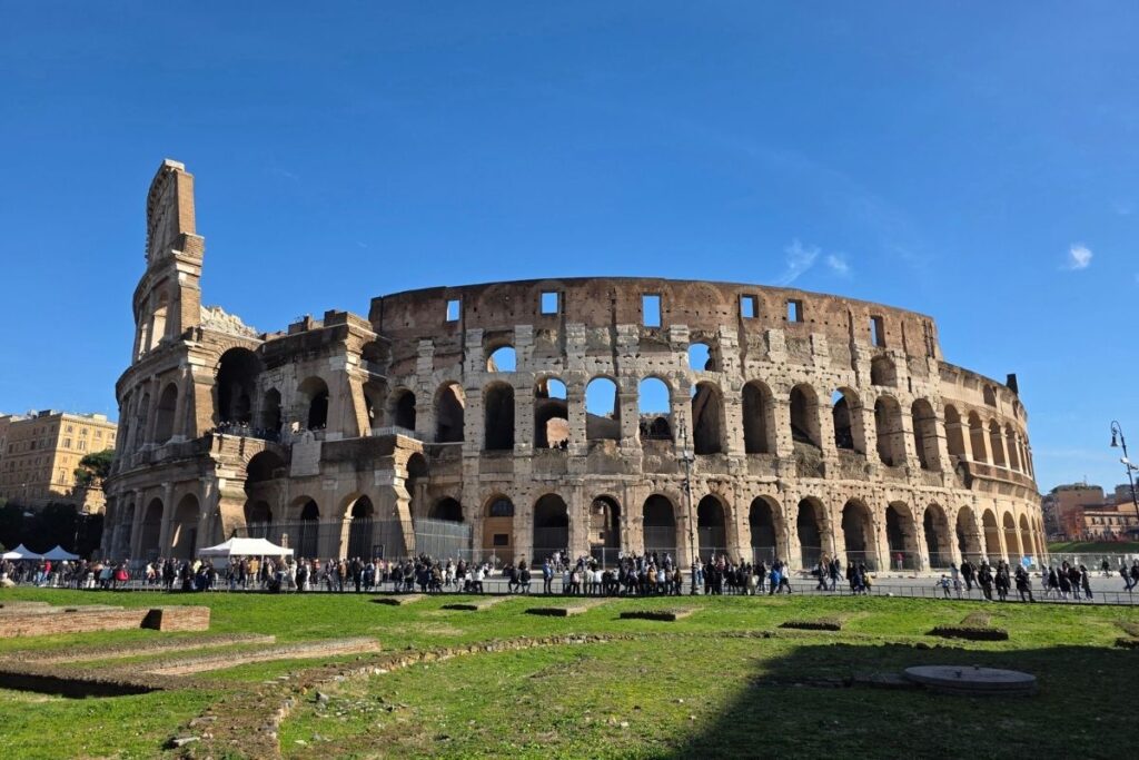 Coliseo de Roma en un día soleado