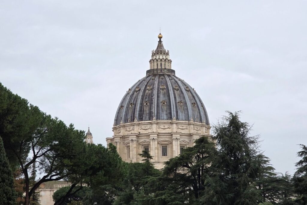Cúpula de San Pedro desde los museos vaticanos