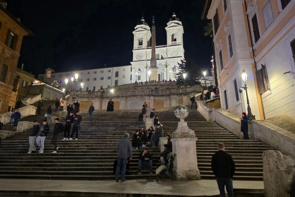 Escaleras de Plaza España con el Obelisco Salustiano al fondo