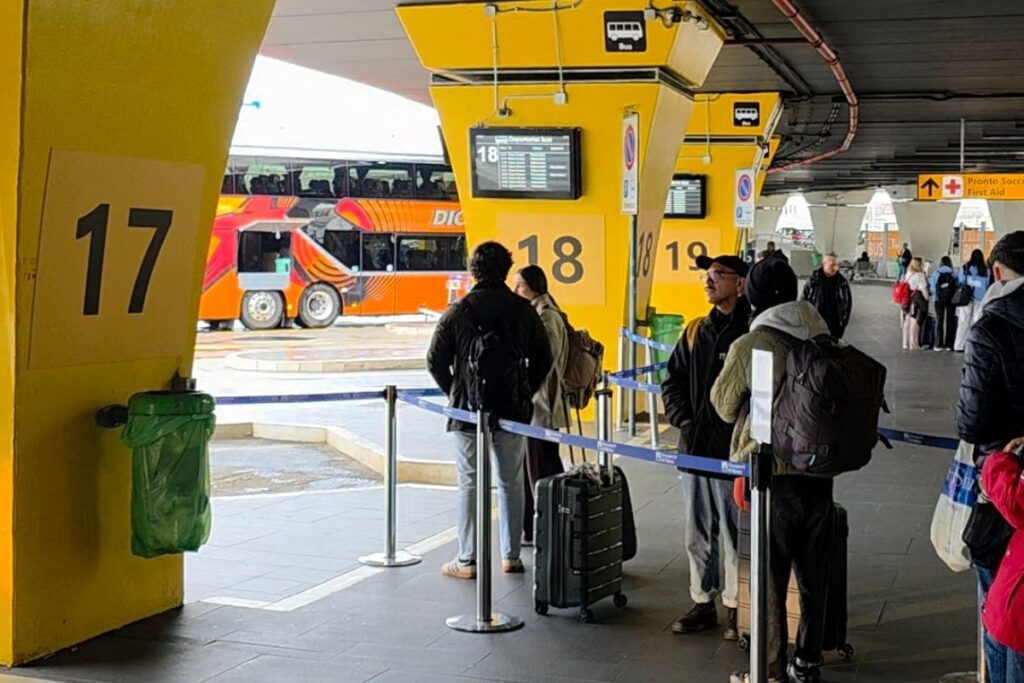 Llegando a Roma: Cola para coger el bus
