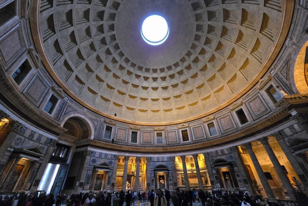 Interior del Pantheón con la cúpula y óculo central