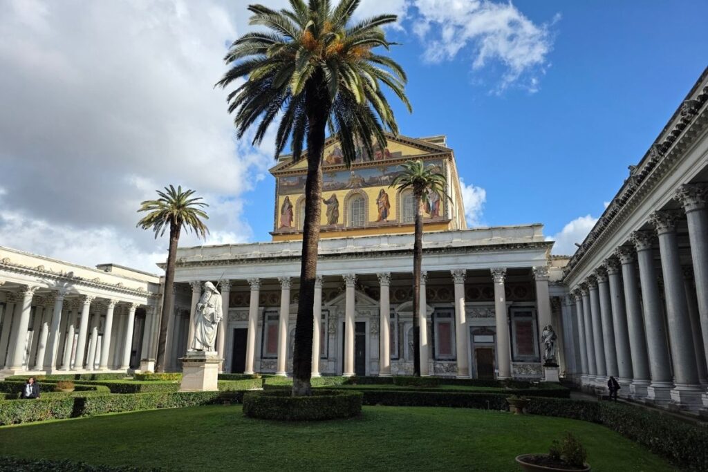 patio y fachada de la Archibasílica de San Pablo Extramuros