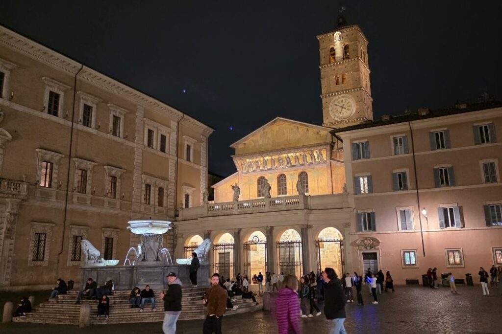 Plaza y Basílica de Santa María in Trastévere