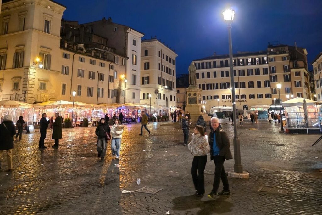 Pasear a pie por el centro histórico de Roma