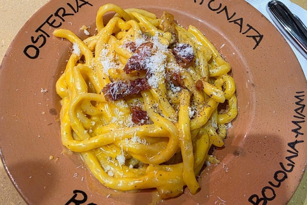 Plato de pasta carbonara en osteria da fortunara en Roma