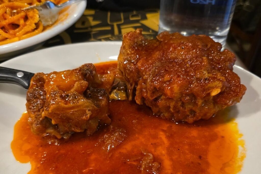 Coda alla Vaccinara en Taverna Romana en Roma