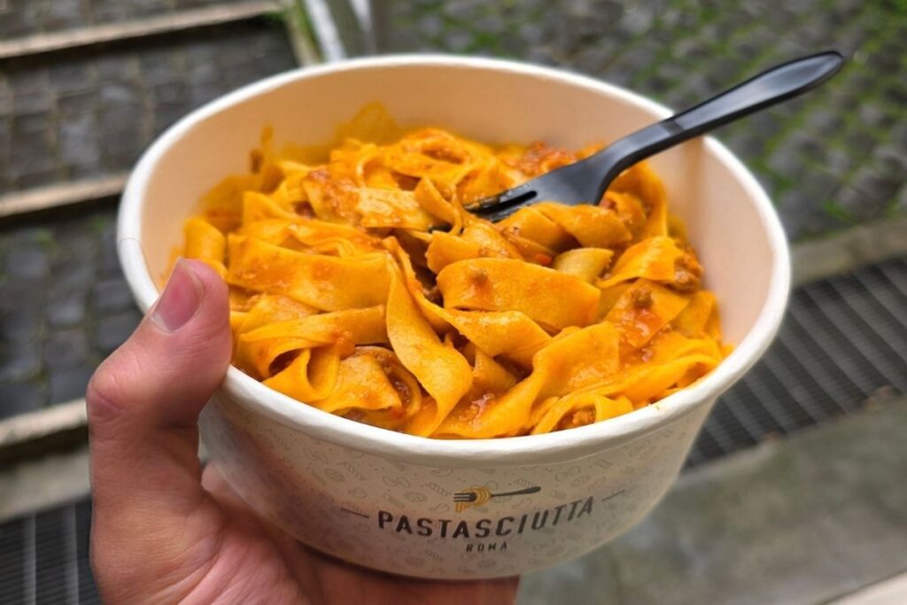 Plato de pasta al ragú en Pastasciutta en Roma