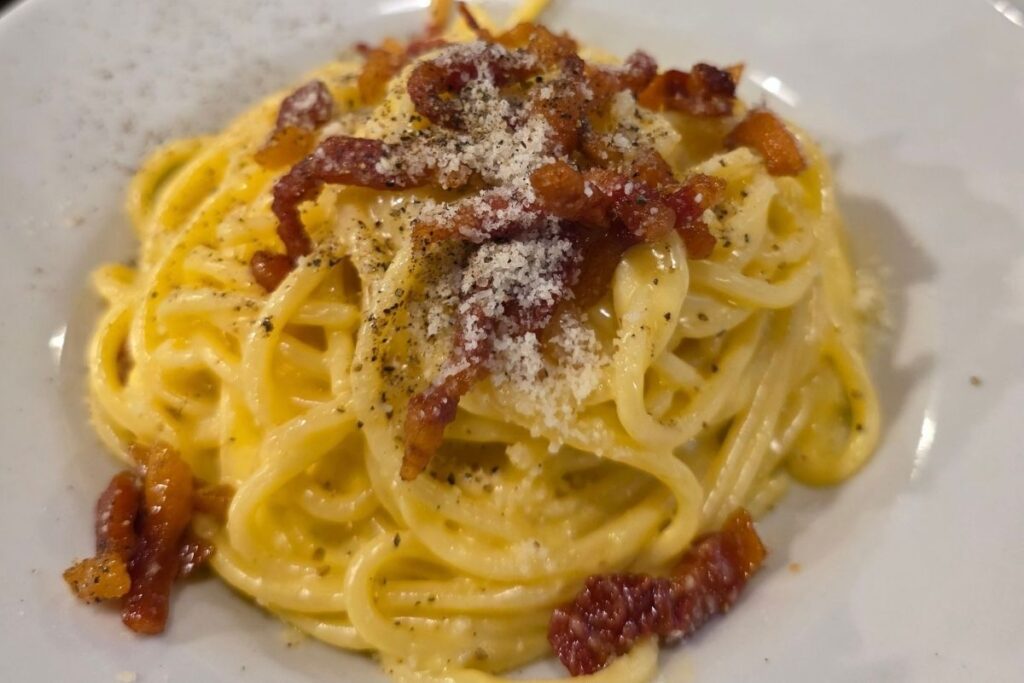 Plato de pasta carbonara en Roma