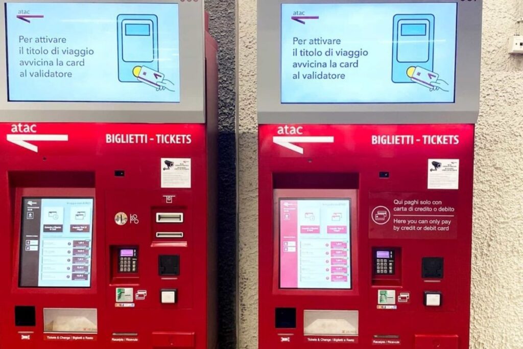 Máquina para comprar billetes de transporte público en Roma
