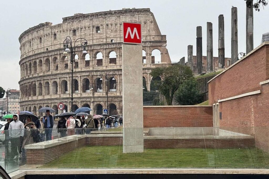Metro de Roma en la estación del Coliseo