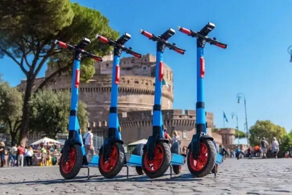 Patinetes eléctricos de alquiler frente al Castillo Sant'Angelo
